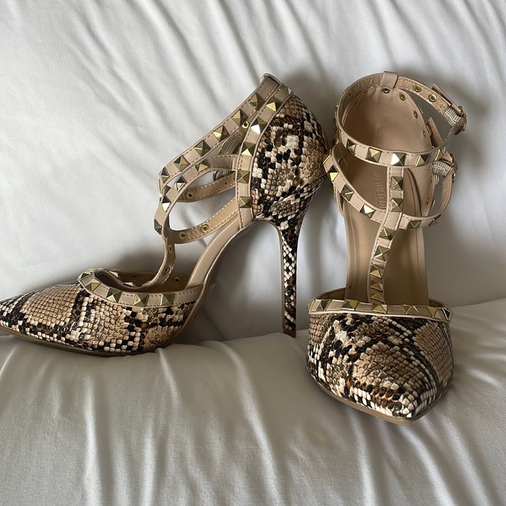 New Size 8.5 Wild Diva Pointy Toe Gold Stud Strappy Ankle T-Strap Stilettos